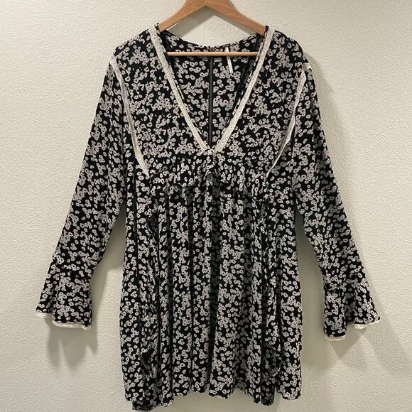 FREE PEOPLE NEW "Like You Best" Bell Sleeve Mini Lace Trim Black/Ivory Size L - Picture 2 of 9